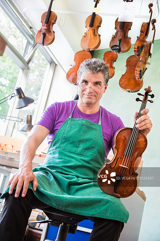 在他的工作室的小提琴制造者图片素材