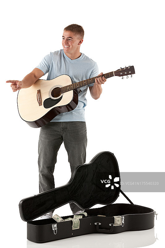 街头音乐家拿着吉他指着图片素材