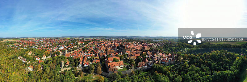 罗腾堡堡的鸟瞰图，俯瞰历史悠久的老城区。Rothenburg ob der Tauber, Ansbach, Middle Franconia, Bavaria, Germany图片素材