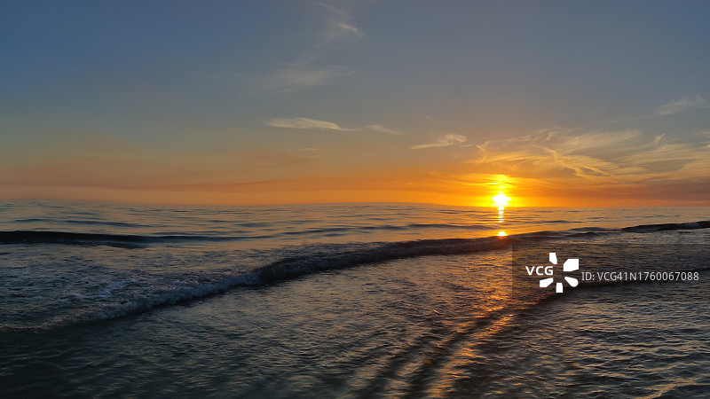 日落时大海对天空的美景，清水海滩，佛罗里达州，美国图片素材