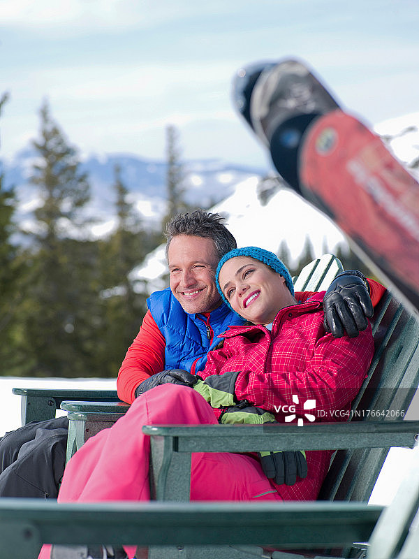 成熟的男人和年轻的女人在滑雪胜地一起放松图片素材