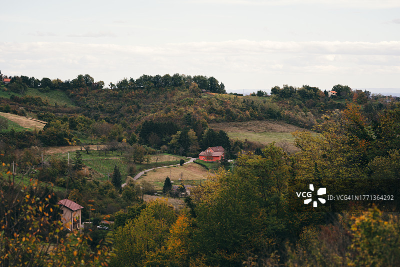 美丽的欧洲小村庄在秋天的景色。图片素材