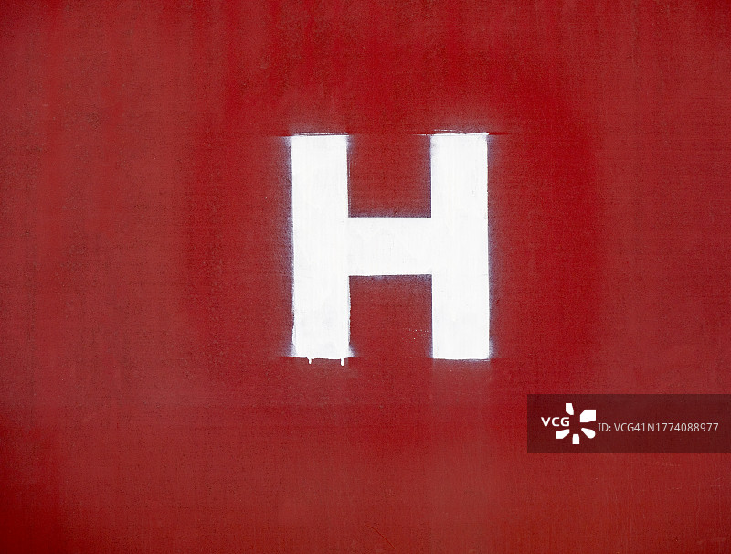 红色背景上的字母H图片素材
