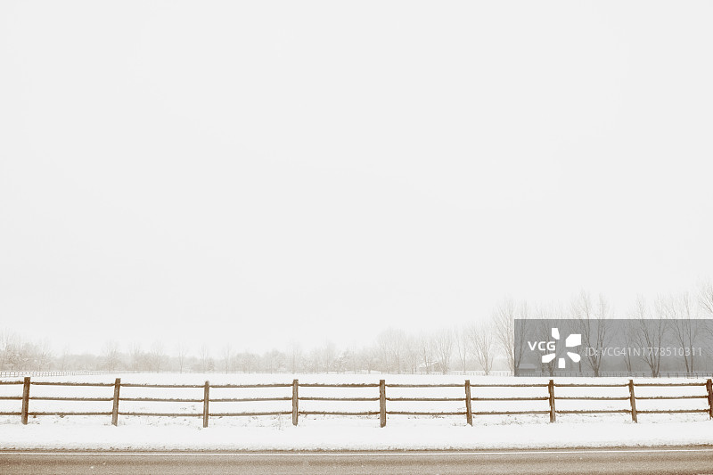 美国爱达荷州梅里迪恩，晴朗天空下白雪覆盖的田野图片素材