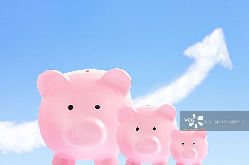 粉色的储蓄罐，上面有天空和云的箭头图片素材