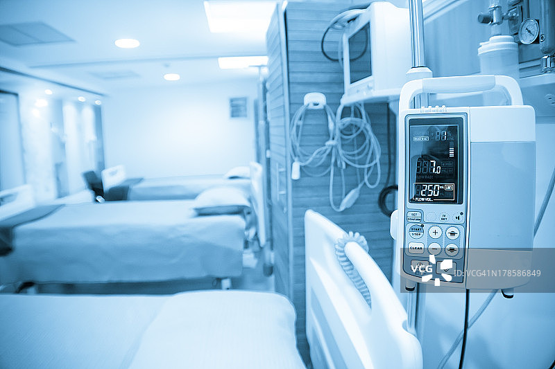 医院病床和机器的蓝色色调。图片素材