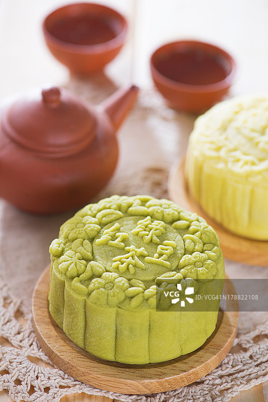 雪皮绿茶酱月饼图片素材