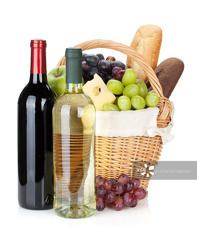 野餐篮子，面包，奶酪，葡萄和酒瓶图片素材