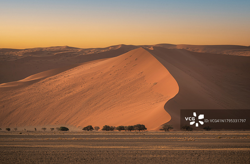 日落时沙漠映衬天空的美景图片素材
