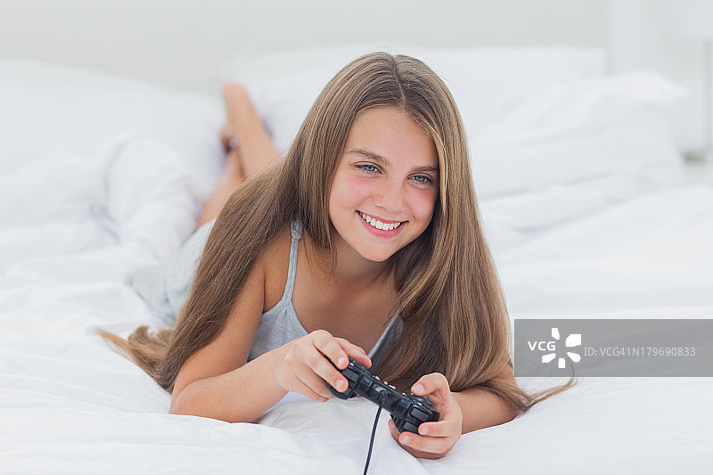 可爱的女孩玩电子游戏图片素材
