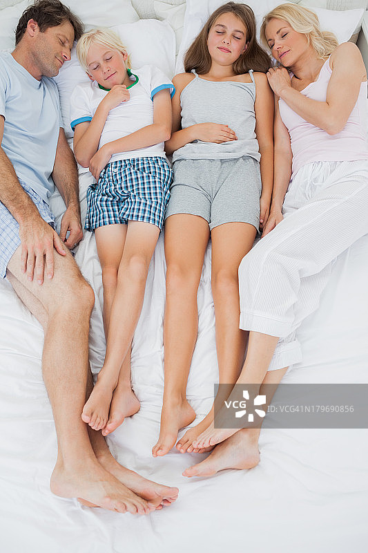 家人睡在床上图片素材