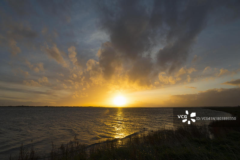 日出在林峡湾附近Storvorde, sejlflood，奥尔堡，北日德兰，北日德兰，丹麦图片素材