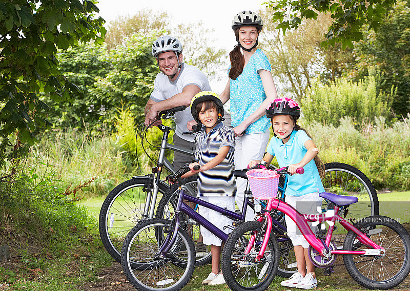 在乡下骑自行车的家庭图片素材