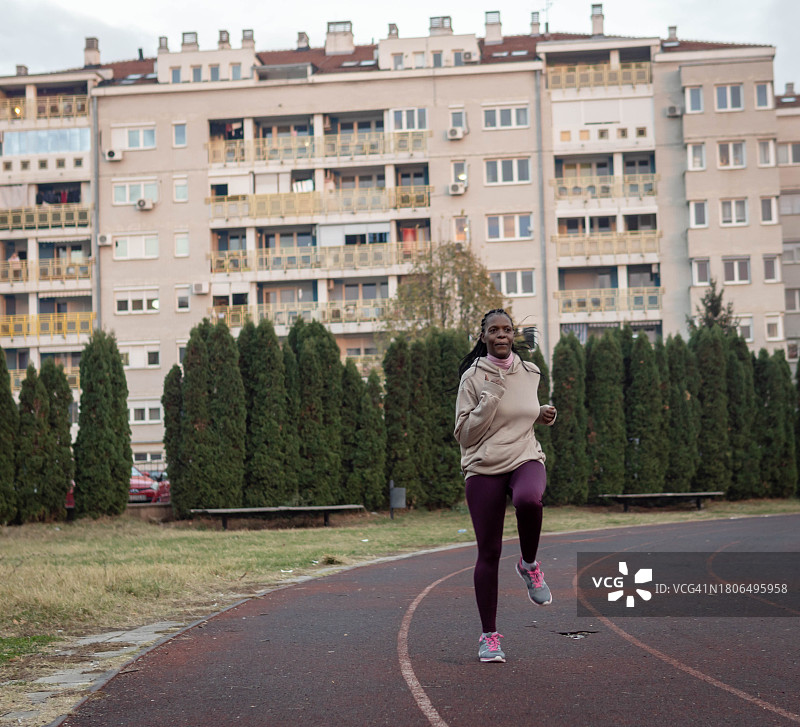 跑道上的女业余赛跑运动员图片素材