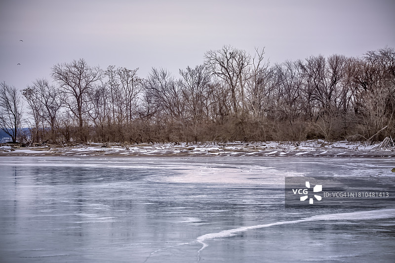 伊利湖岸边的冬天图片素材
