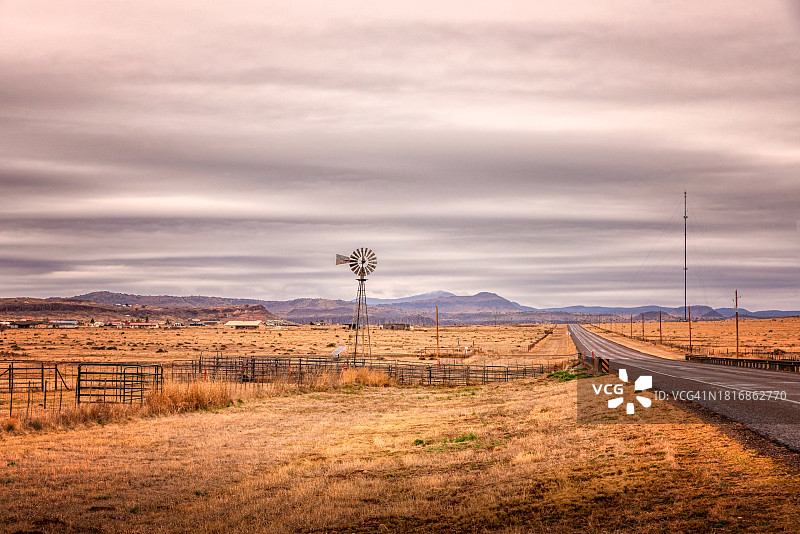 美国德克萨斯州戴维斯堡，天空衬托下的田野风景图片素材