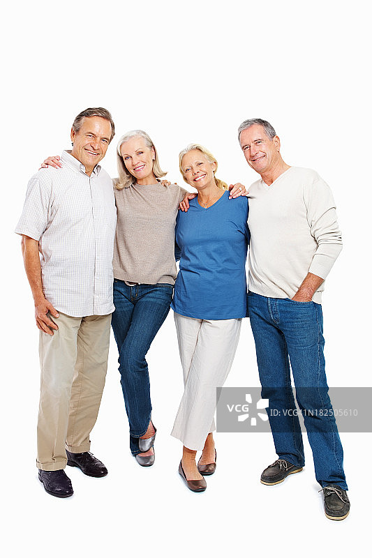 两对快乐的老年夫妇一起站在白色的背景上图片素材