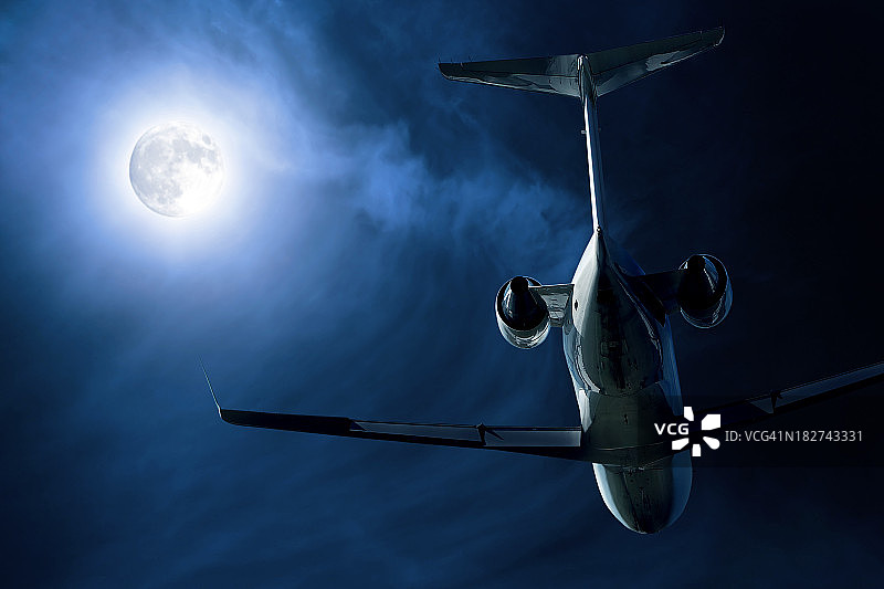公司的喷气式飞机晚上起飞图片素材