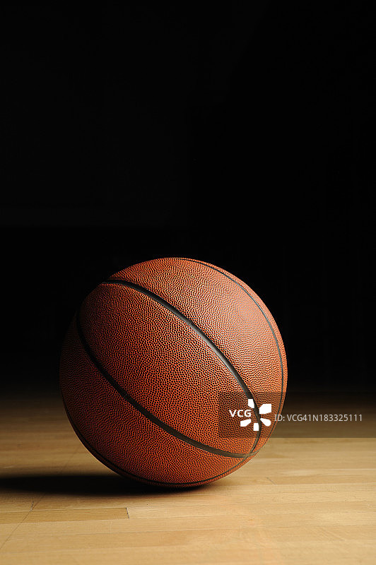 木地板上的篮球阴影图片素材