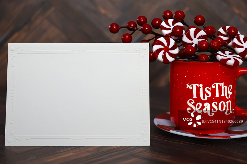 圣诞空白卡片，咖啡杯和浆果图片素材