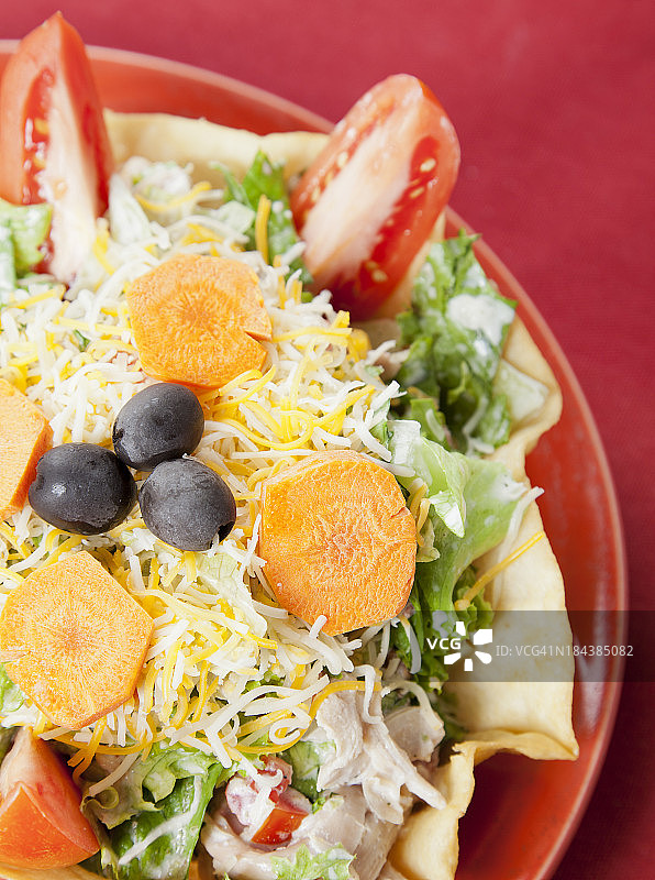 墨西哥食物:鸡肉煎玉米卷色拉图片素材