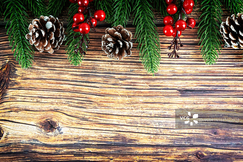 圣诞装饰和松针在木材背景图片素材