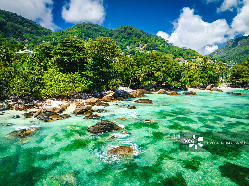 热带岛屿上的风景。花岗岩，绿松石海水，热带森林。塞舌尔马埃岛的典型景观。自然景观、度假画面、旅游横幅图片素材