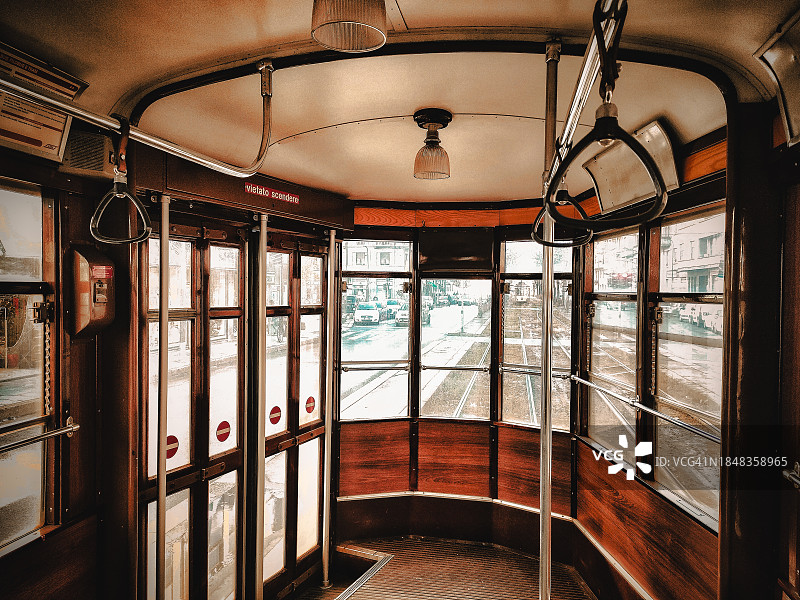 复古风格的内部，历史悠久的米兰有轨电车图片素材