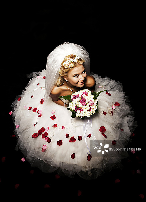美丽的玫瑰花瓣新娘图片素材