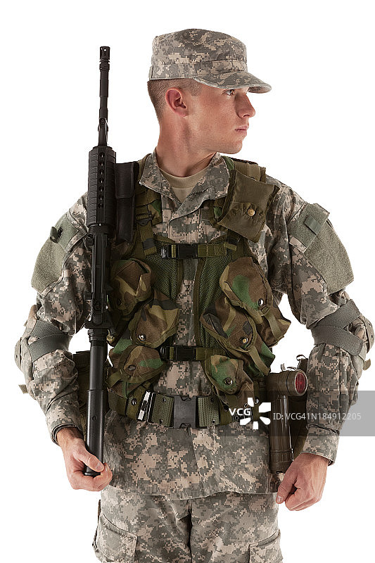 一个拿着机关枪的陆军士兵图片素材