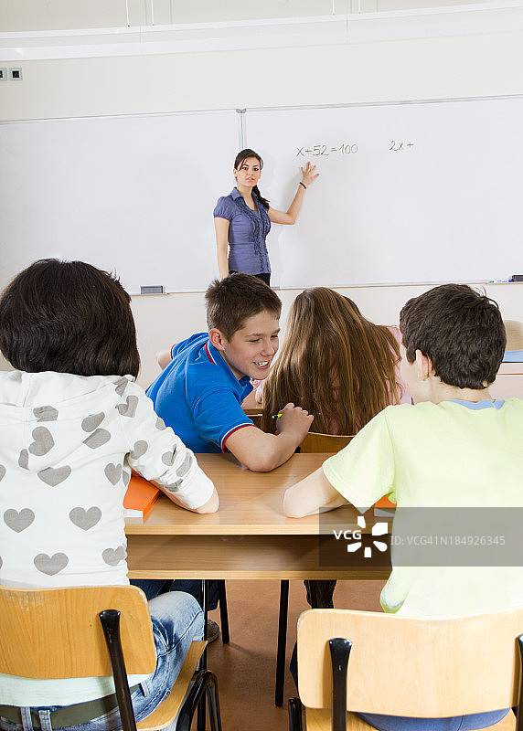 上课时，老师在白板上讲解作业图片素材