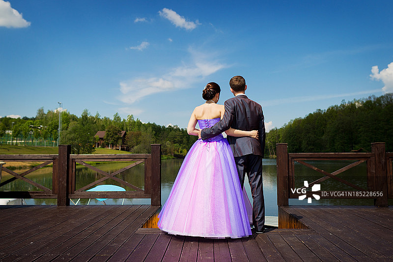 新娘和新郎在湖边图片素材
