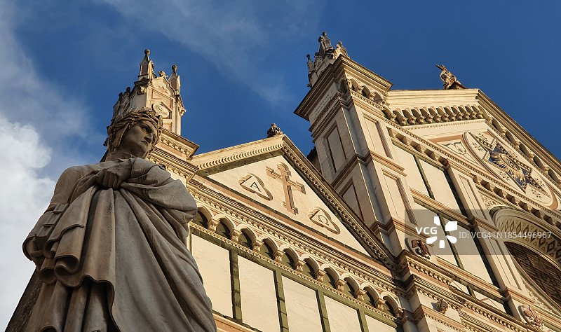 意大利佛罗伦萨的圣十字教堂和但丁雕像图片素材