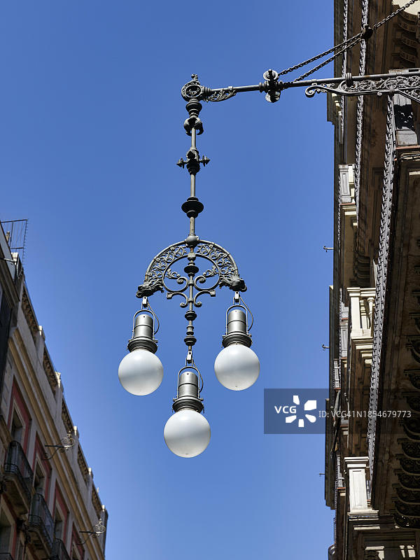 西班牙巴塞罗那，蓝天前装饰的路灯图片素材