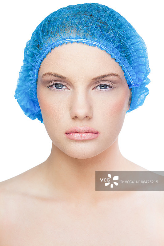 面无笑容的漂亮模特戴着蓝色手术帽图片素材