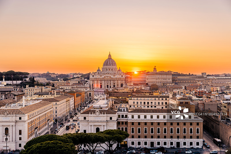 俯瞰日落时分的罗马天际线和圣彼得大教堂，意大利图片素材