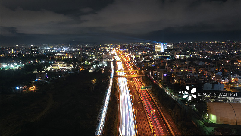 汽车在城市高速公路上快速行驶的航拍照片图片素材