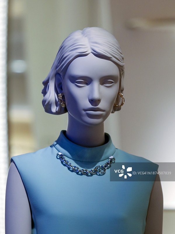 时尚优雅:展示高级时尚珠宝的人体模特图片素材