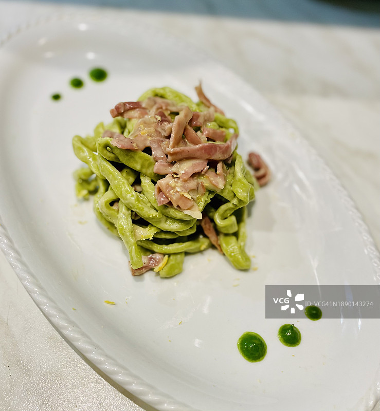 意大利博洛尼亚，餐桌上盘子里的意大利面特写图片素材