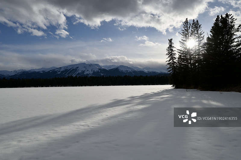 加拿大阿尔伯塔省贾斯帕，雪山映衬天空的美景图片素材
