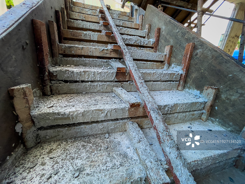 楼梯结构是钢制的。由木材和浇筑的混凝土制成。图片素材