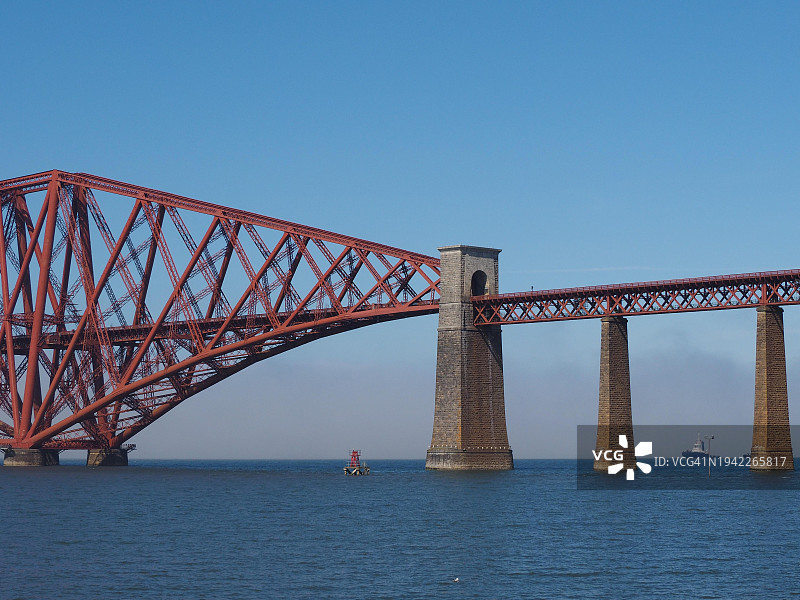 位于英国、欧洲、苏格兰爱丁堡的福斯湾上的福斯桥图片素材