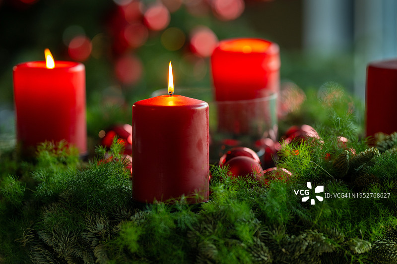 圣诞节期间点亮的蜡烛特写，德国图片素材