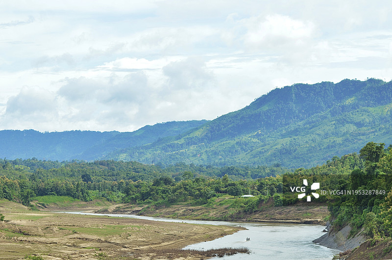 风景秀丽的河流在山对天空，孟加拉国图片素材