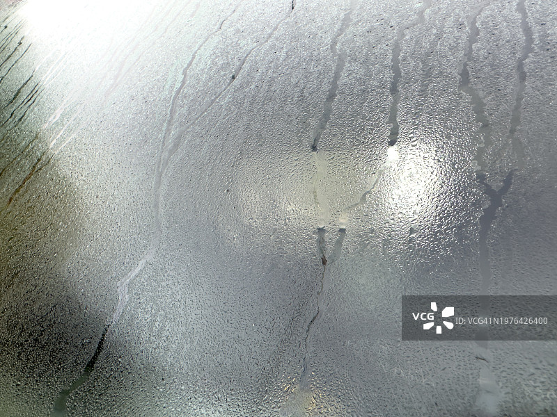 汽车聚焦雨雨滴毛毛雨背景有光泽的特写干净透明的壁纸光窗潮湿的表面玻璃雨天气凝结露宏观背景湿气湿度水水蒸气滴图片素材