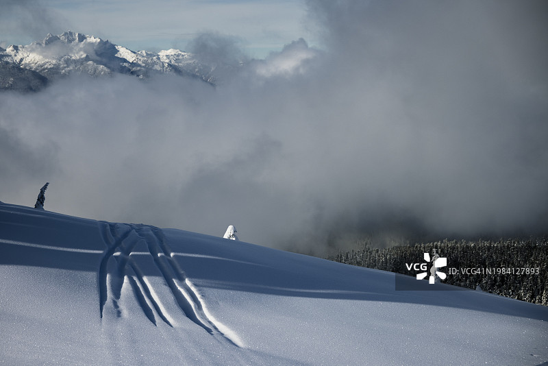 不列颠哥伦比亚省斯夸米什附近的雪地上的滑雪道图片素材