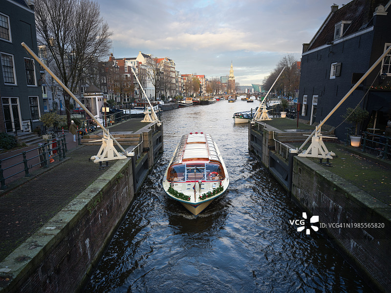 阿姆斯特丹旅游游船巡游通过荷兰格拉赫滕运河水闸图片素材
