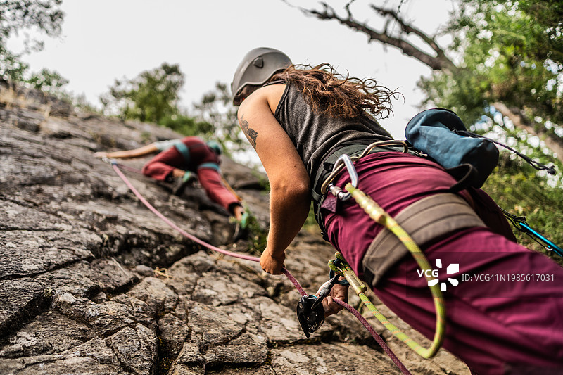 女登山者在户外爬山图片素材