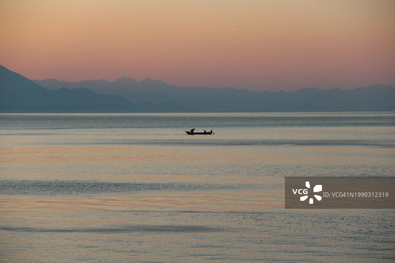 阿尔巴尼亚，日落时大海对天空的美景图片素材