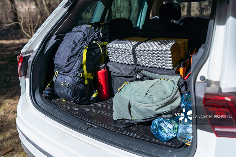 旅游，露营装备在树林里SUV的敞篷行李箱里图片素材